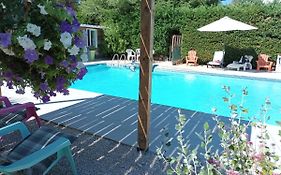 Chalet banane devant piscine, a 6km du festival de piano de la roque d'anthéron